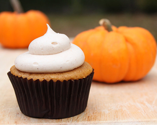 Easy Pumpkin Cupcakes with Cinnamon Cream Cheese Frosting | by Lauren Kapeluck for TheCakeBlog.com