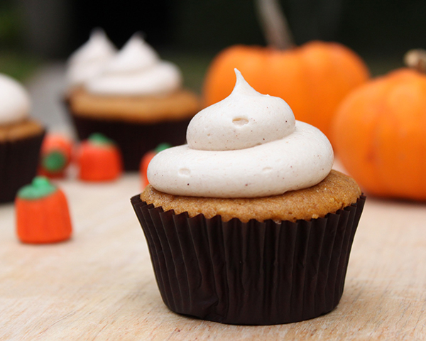 Easy Pumpkin Cupcakes with Cinnamon Cream Cheese Frosting | by Lauren Kapeluck for TheCakeBlog.com