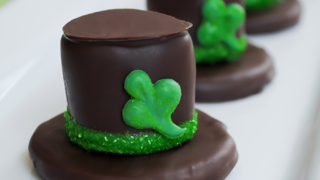 Leprechaun Hat S’mores - a festive St. Patrick’s day treat that the kids will love | Carrie Sellman for TheCakeBlog.com