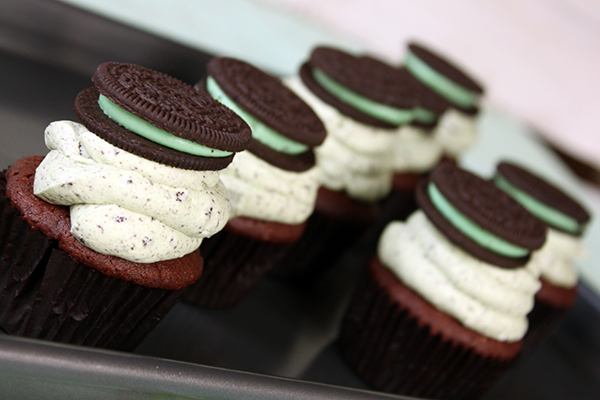 Mint Cookies 'N Cream Cupcakes with cookies in the cake and in the frosting | by Lauren Kapeluck for TheCakeBlog.com