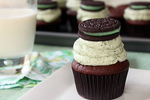 Mint Cookies 'N Cream Cupcakes with cookies in the cake and in the frosting | by Lauren Kapeluck for TheCakeBlog.com