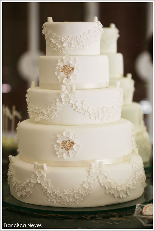 Elegant White & Gold Wedding  |  TheCakeBlog.com