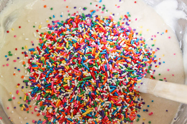 Easy Funfetti Cupcakes | by Lauren Kapeluck for TheCakeBlog.com