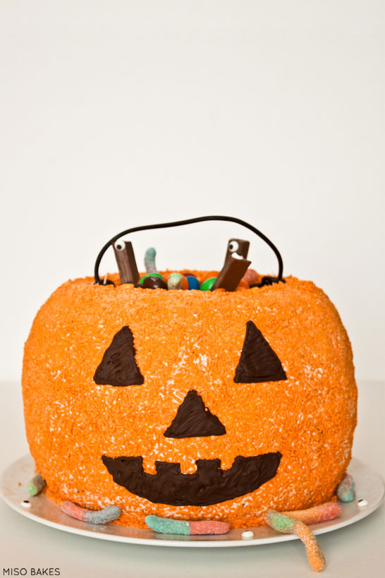 DIY Pumpkin Pinata Cake  |  by Miso Bakes  |  TheCakeBlog.com
