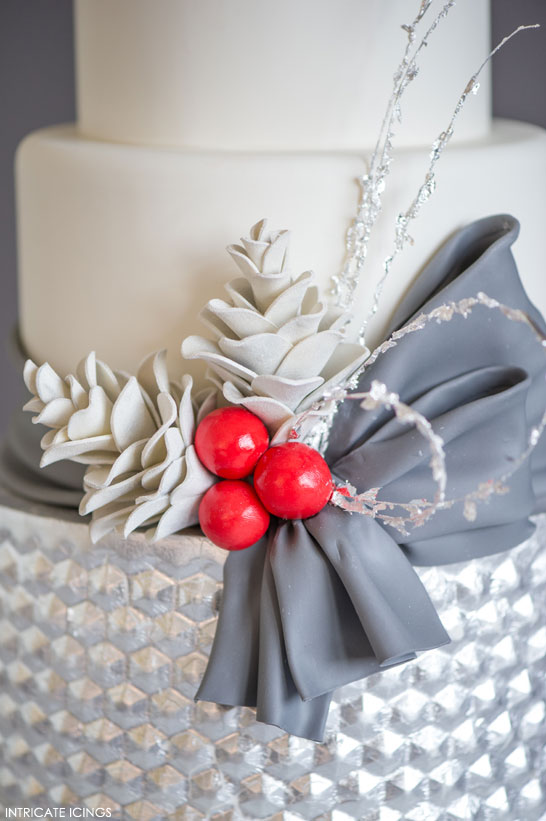 Inspired by Christmas Mantles  |  The 4th Cake of Christmas by Intricate Icings  #12CakesOfChristmas