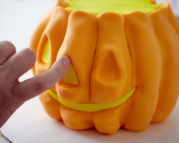 How to sculpt a 3D pumpkin shaped cake - a cute jack o lantern cake for Halloween | by Cakegirls for TheCakeBlog.com