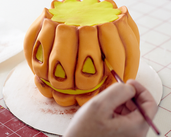 How to sculpt a 3D pumpkin shaped cake - a cute jack o lantern cake for Halloween | by Cakegirls for TheCakeBlog.com