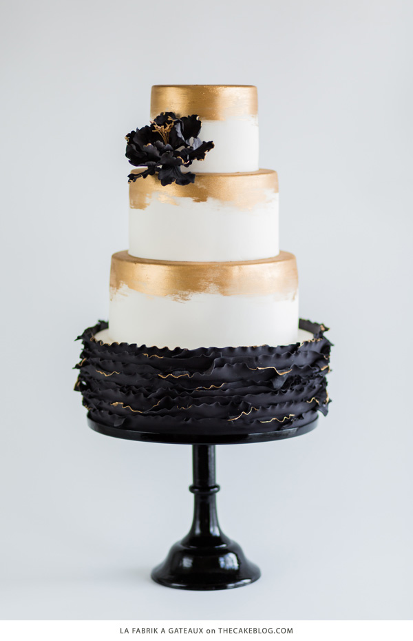 10 Beautiful Black Cakes | including La Fabrik à Gâteaux | on TheCakeBlog.com