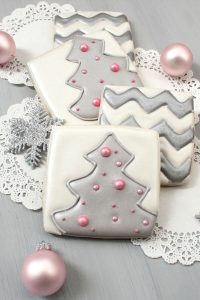 How to decorate beauiful Christmas Cookies |by Sugarbelle on TheCakeBlog.com