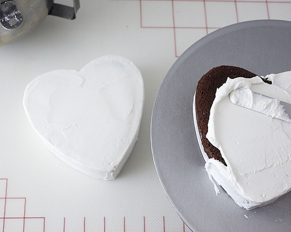 How to make a Valentine's Chocolate Candy Box Cake | by Cakegirls on TheCakeBlog.com