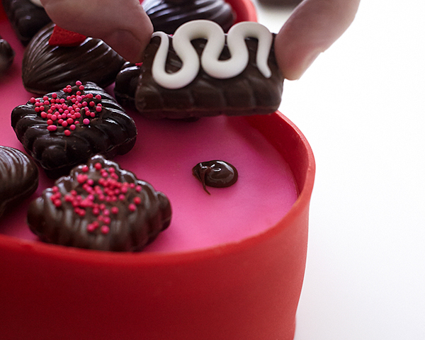 How to make a Valentine's Chocolate Candy Box Cake | by Cakegirls on TheCakeBlog.com