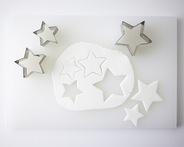How to make glittery, star shaped cake toppers on wire. An easy cake decoration that can be made in advance | by Cakegirls for TheCakeBlog.com