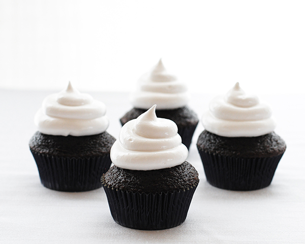 NFL Game Day Cupcakes | chocolate cupcakes with fluffy marshmallow frosting and dipped in chocolate. Perfect for football tailgating and homegating. 