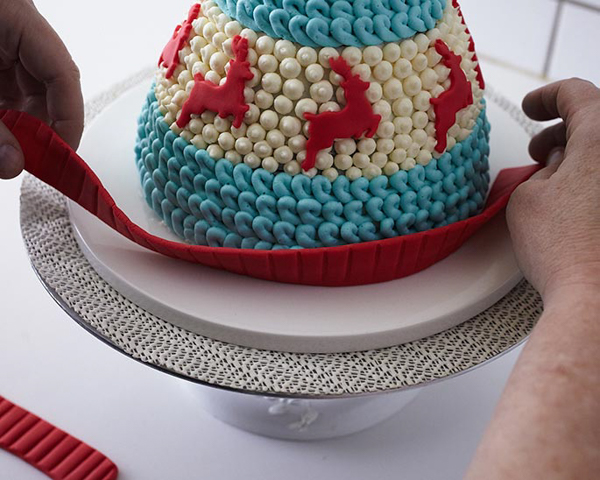 Winter Hat Cake - learn how to make this cozy cake that looks just like a knitted hat | by Cakegirls for TheCakeBlog.com