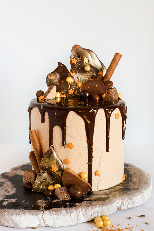 Chocolate Cake, how to design using chocolate ganache frosting - YouTube