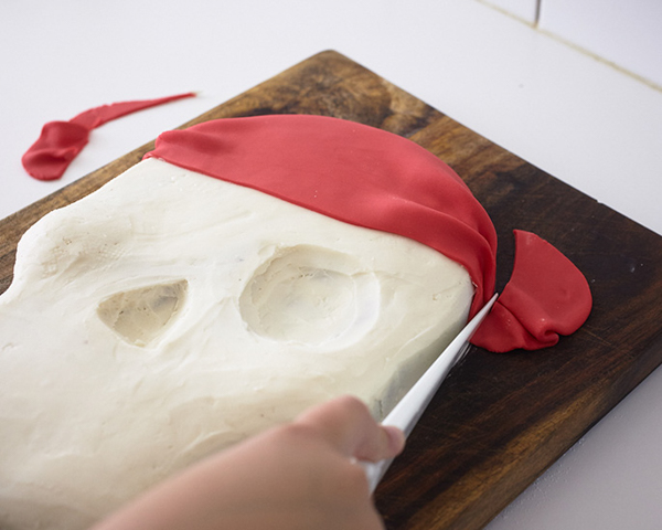 How to make a Pirate Skull Cake | Cakegirls for TheCakeBlog.com