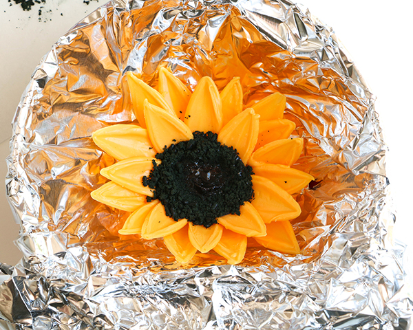 Sunflower Cake - how to make gorgeous sunflower cake decorations using melted chocolate | by Erin Gardner for TheCakeBlog.com