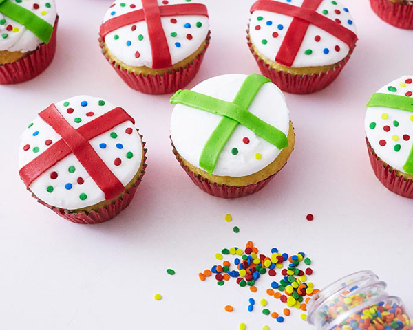 Christmas Present Cupcakes - how to decorate cupcakes to look like a gift box. A quick and easy holiday dessert | by Cakegirls for TheCakeBlog.com