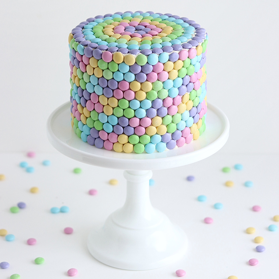 Торт украшенный радугой